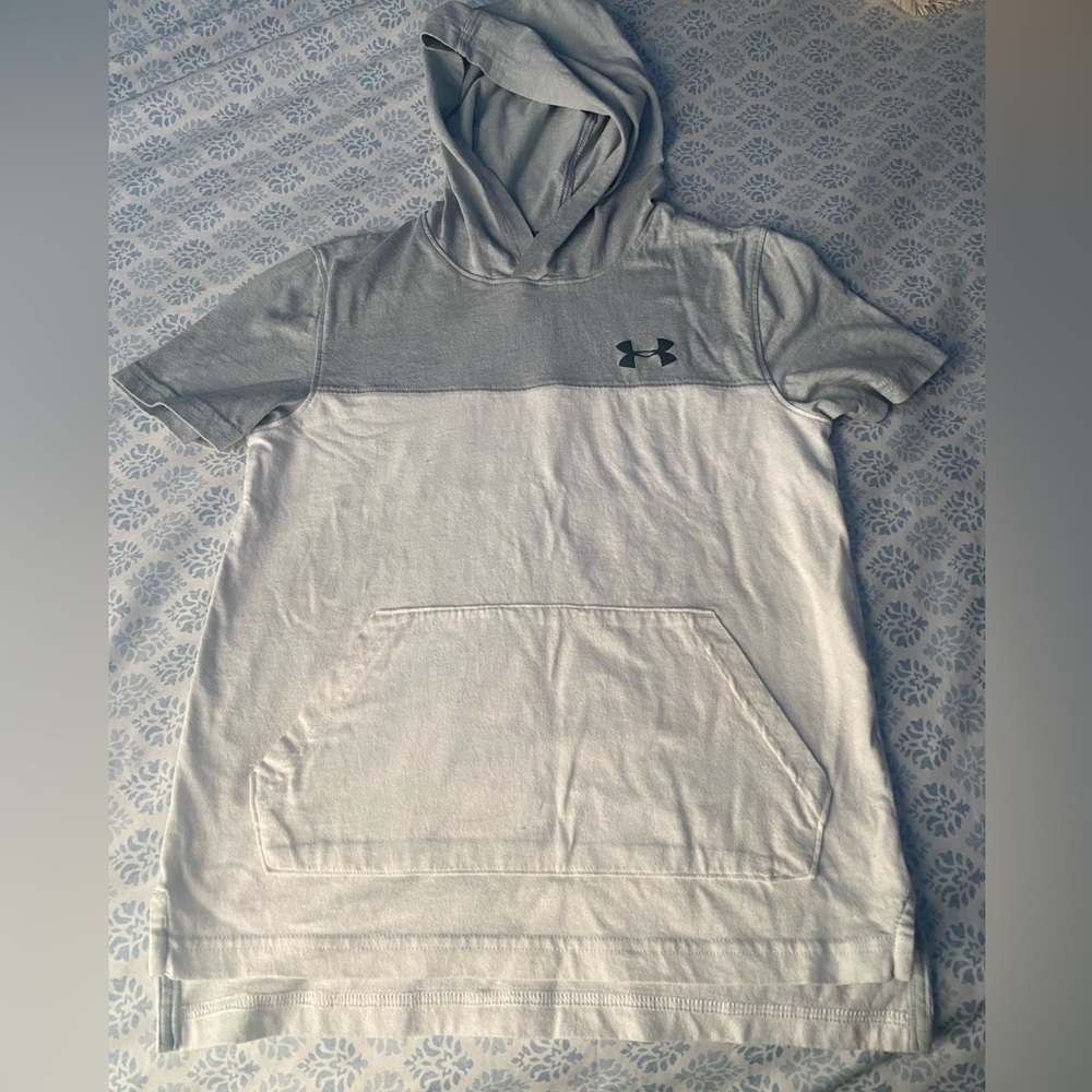 Kids Under Armour YSM Grey/White Loose Heatgear Hooded Short Sleeve Shirt! - Picture 2 of 3
